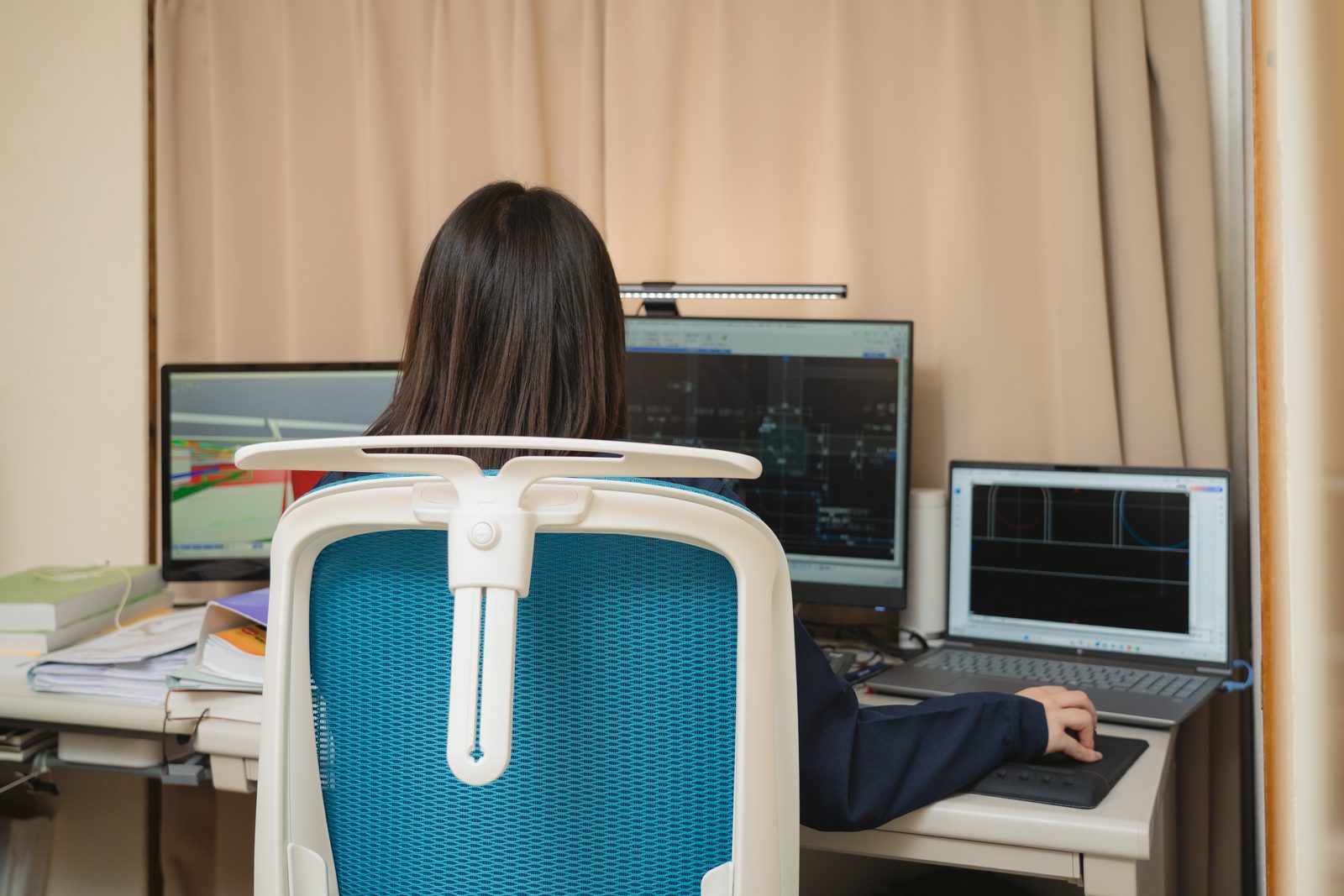 CADで図面を作成するオペレーター
